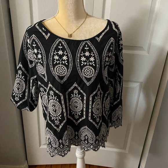 EUC Black & White Embroidered Top - Picture 2 of 4